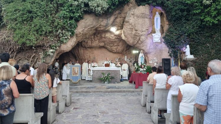 Mons. Salaberry presidió la celebración de la Virgen de Lourdes en Azul Mons. Salaberry presidió la celebración de la Virgen de Lourdes en Azul