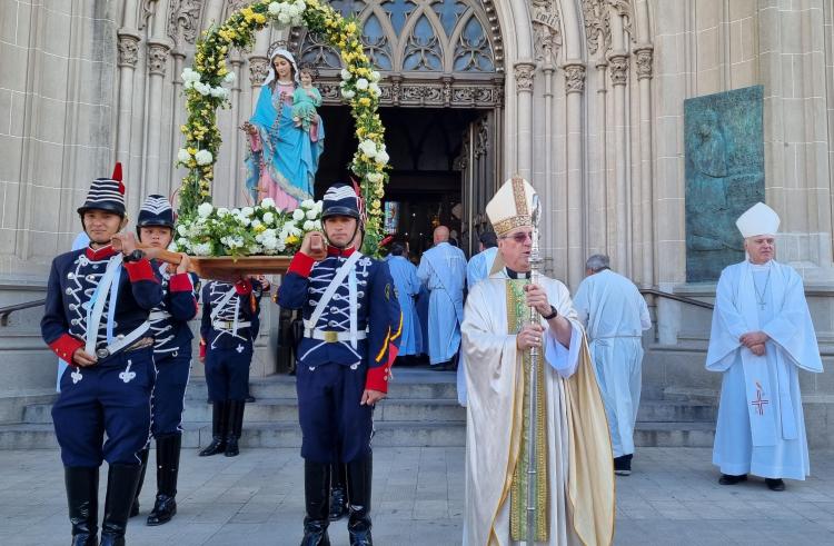Mons. Salaberry presidió la misa central por los 90 años de la diócesis de Azul Mons. Salaberry presidió la misa central por los 90 años de la diócesis de Azul