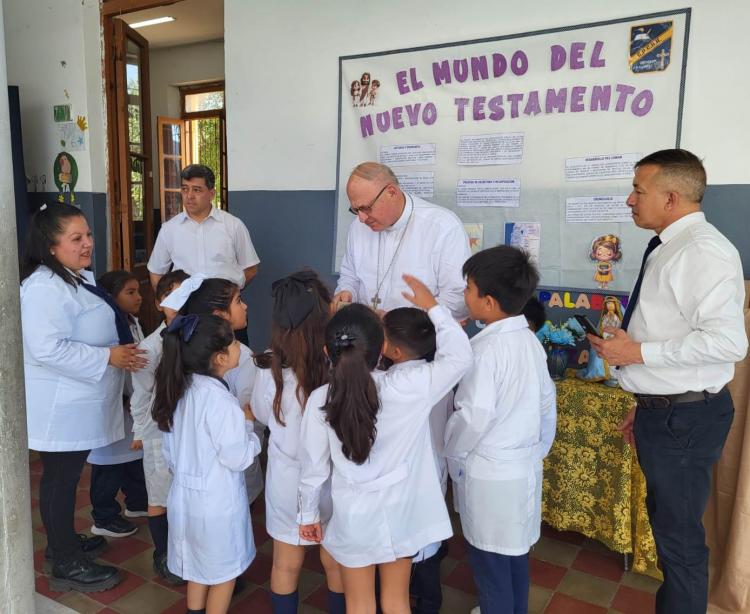 Mons. Urbanc recorre comunidades de Capayán en su visita pastoral