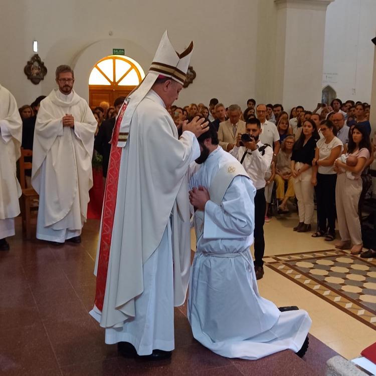 Monseñor Araya ordenó un nuevo sacerdote para su diócesis Monseñor Araya ordenó un nuevo sacerdote para su diócesis