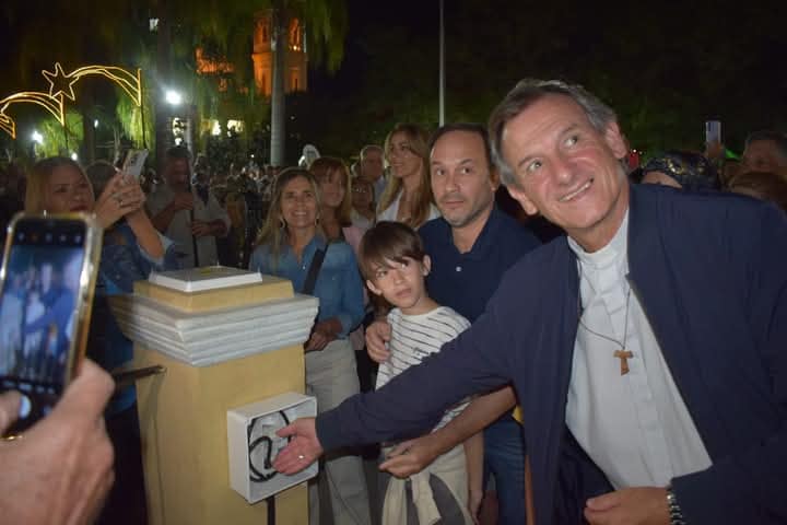 Monseñor Canecín bendijo el árbol navideño en la plaza principal de Goya Monseñor Canecín bendijo el árbol navideño en la plaza principal de Goya