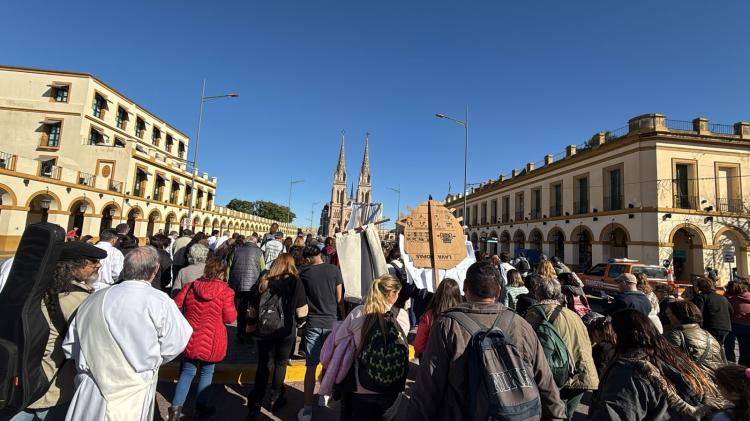 Morón: numerosos fieles peregrinaron al santuario de la Virgen de Luján Morón: numerosos fieles peregrinaron al santuario de la Virgen de Luján