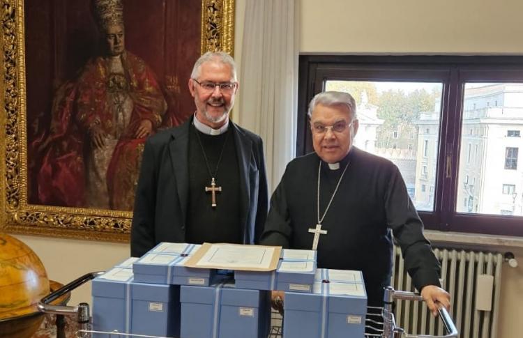 Negro Manuel: Mons. Scheinig entregó el compendio documental en el Vaticano Negro Manuel: Mons. Scheinig entregó el compendio documental en el Vaticano