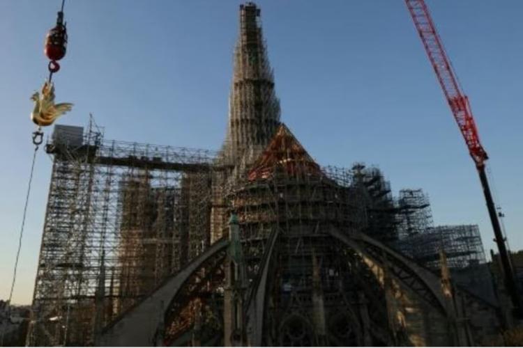 Notre Dame de Paris recupera el gallo que coronaba su aguja Notre Dame de Paris recupera el gallo que coronaba su aguja