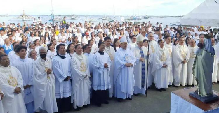 Un obispo filipino navegó por la paz en el Mar de China Meridional Un obispo filipino navegó por la paz en el Mar de China Meridional