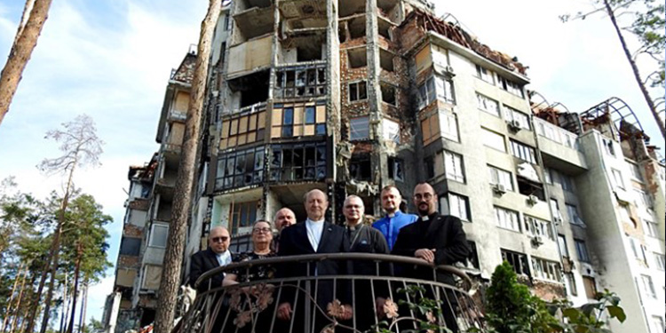 Obispos australianos visitan Ucrania devastada por la guerra Obispos australianos visitan Ucrania devastada por la guerra