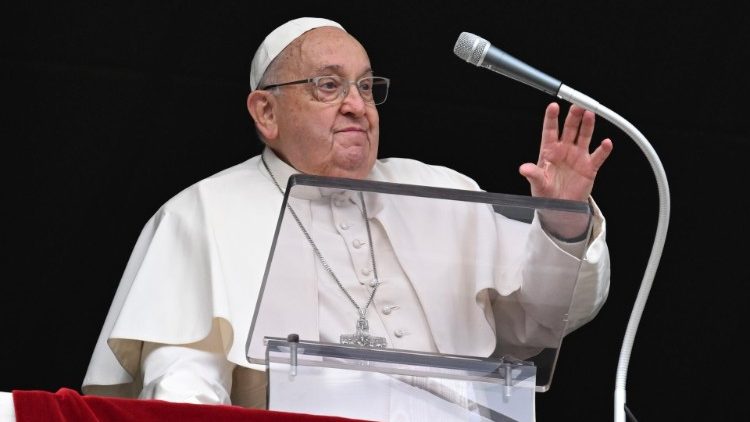El Papa, en el Ángelus: 'Por el Bautismo, renacemos a una vida nueva' El Papa, en el Ángelus: 'Por el Bautismo, renacemos a una vida nueva'