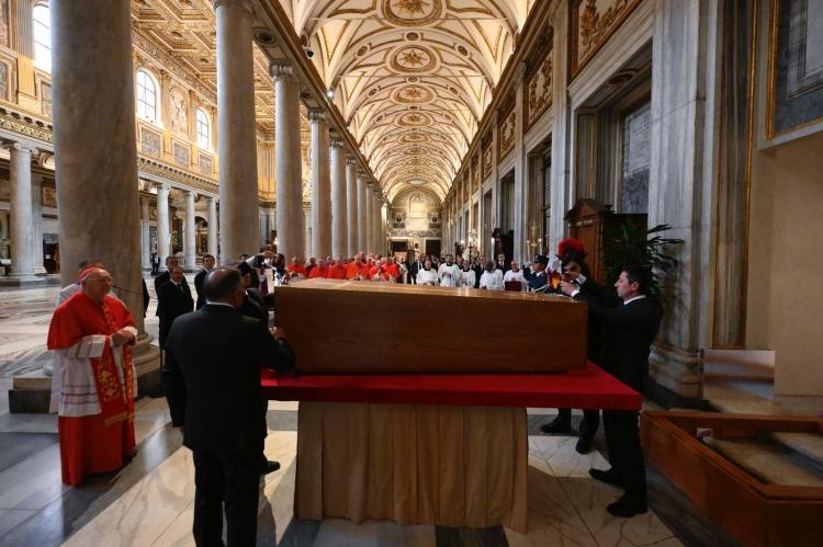 Papa Francisco: rito de la inhumación del féretro Papa Francisco: rito de la inhumación del féretro