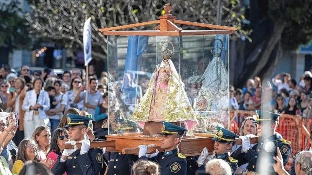 Paraná: en su fiesta patronal, la imagen de la Virgen del Rosario recorrió la ciudad Paraná: en su fiesta patronal, la imagen de la Virgen del Rosario recorrió la ciudad
