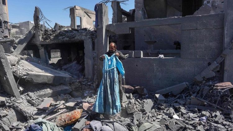 El párroco de Gaza: 'Llevamos meses soportando un calvario implacable' El párroco de Gaza: 'Llevamos meses soportando un calvario implacable'