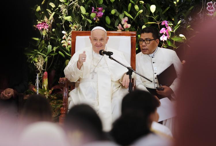 El Papa, a los jóvenes de Indonesia: 'Pensar, sentir, actuar y soñar en armonía' El Papa, a los jóvenes de Indonesia: 'Pensar, sentir, actuar y soñar en armonía'