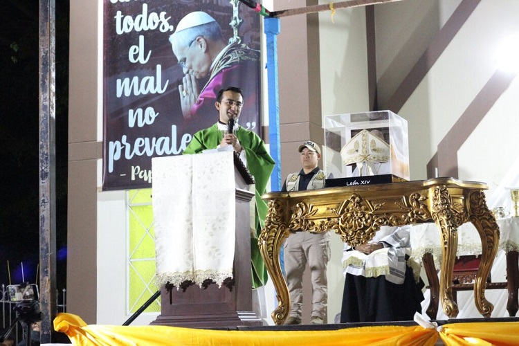 Perú: León XIV donó su mitra papal a una parroquia de Chiclayo