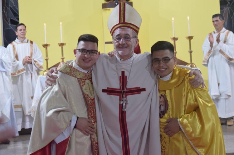 Posadas: Mons. Martínez ordenó dos nuevos sacerdotes Posadas: Mons. Martínez ordenó dos nuevos sacerdotes