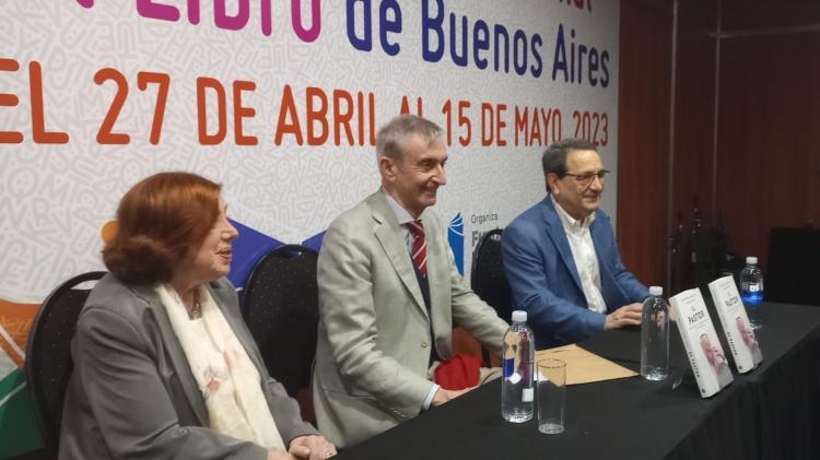 Presentaron "El pastor " en la Feria del Libro Presentaron "El pastor " en la Feria del Libro