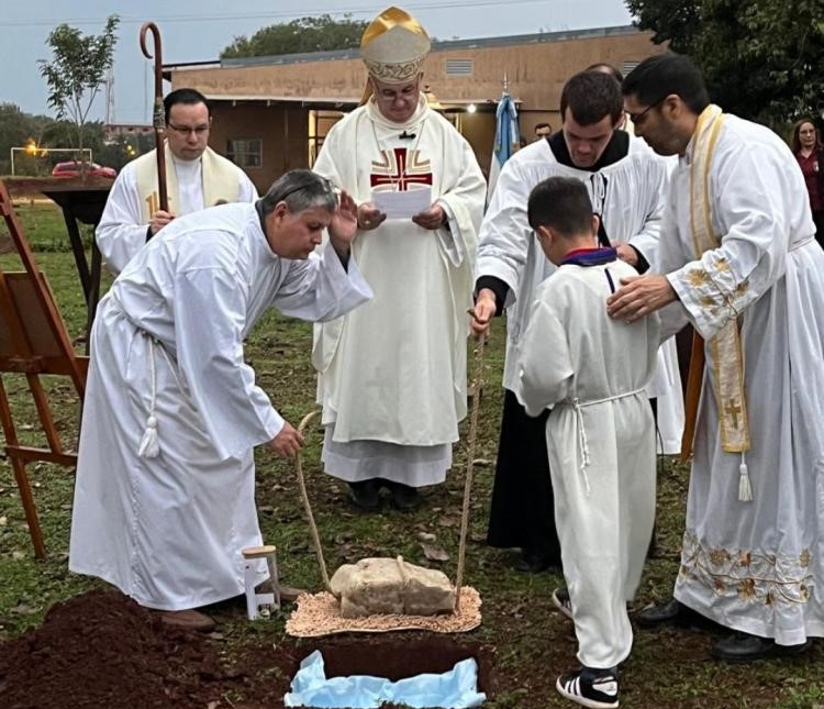 Puerto Iguazú: Mons. Baisi bendijo la piedra fundamental de una futura escuela Puerto Iguazú: Mons. Baisi bendijo la piedra fundamental de una futura escuela
