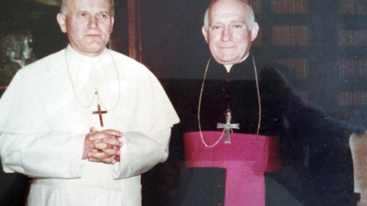 Recuerdo de Mons. Guillermo Bolatti, primer arzobispo de Rosario Recuerdo de Mons. Guillermo Bolatti, primer arzobispo de Rosario