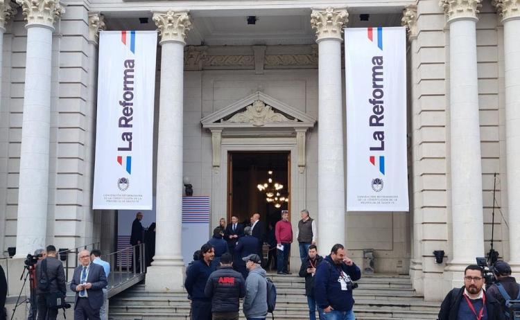 Reforma constitucional en Santa Fe: abogados católicos respaldan a los obispos