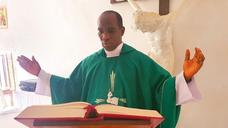 Un sacerdote nigeriano vuelve al ministerio tras dos semanas de secuestro Un sacerdote nigeriano vuelve al ministerio tras dos semanas de secuestro