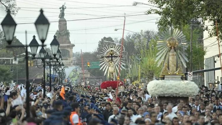 Salta: multitudinaria procesión del Señor y la Virgen del Milagro Salta: multitudinaria procesión del Señor y la Virgen del Milagro
