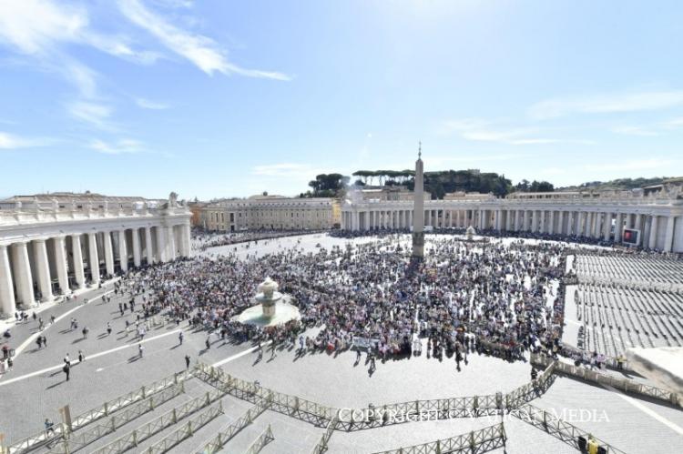 Saludo del Papa a las madres y reconocimiento a Cáritas Internacionalis Saludo del Papa a las madres y reconocimiento a Cáritas Internacionalis
