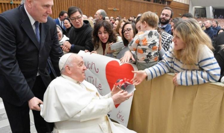 Saludos navideños del Papa a los empleados del Vaticano Saludos navideños del Papa a los empleados del Vaticano