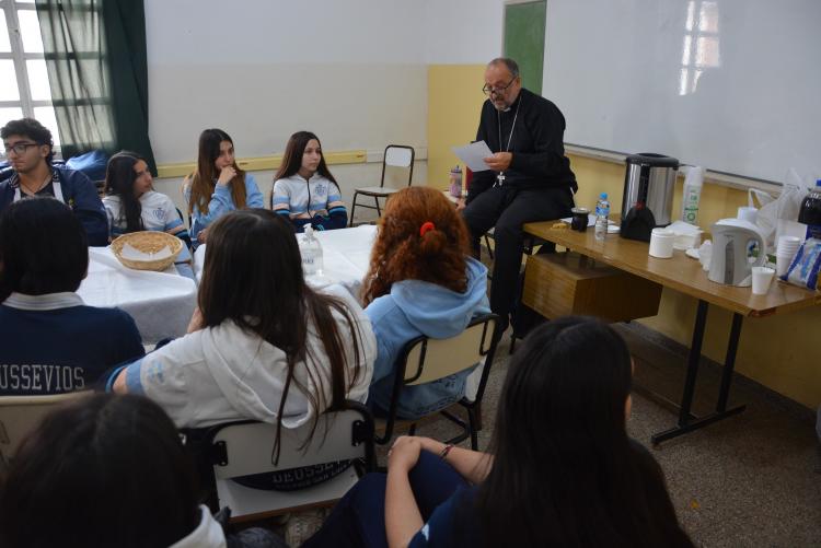San Luis: Mons. Barba escuchó y les respondió preguntas a estudiantes secundarios San Luis: Mons. Barba escuchó y les respondió preguntas a estudiantes secundarios