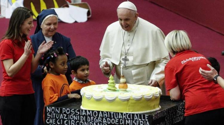 "Se gobierna con la cabeza, no con la rodilla", afirmó el Papa a sus flamantes 86 años "Se gobierna con la cabeza, no con la rodilla", afirmó el Papa a sus flamantes 86 años