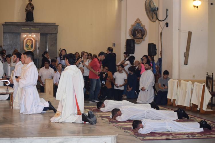Tres jóvenes fueron ordenados diáconos y dos recibieron el lectorado en Corrientes Tres jóvenes fueron ordenados diáconos y dos recibieron el lectorado en Corrientes