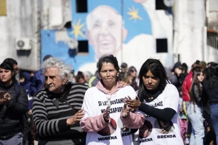 Triple crimen: Mons. García acompaña en el duelo a familiares de las jóvenes asesinadas