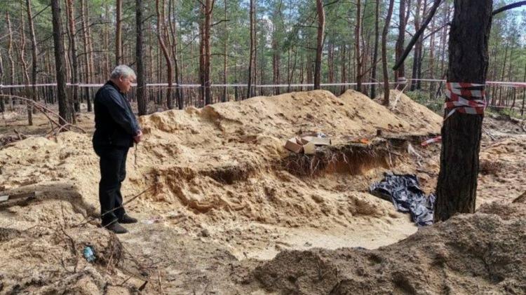 Ucrania: El enviado del Papa reza en la fosa común de Izyum Ucrania: El enviado del Papa reza en la fosa común de Izyum