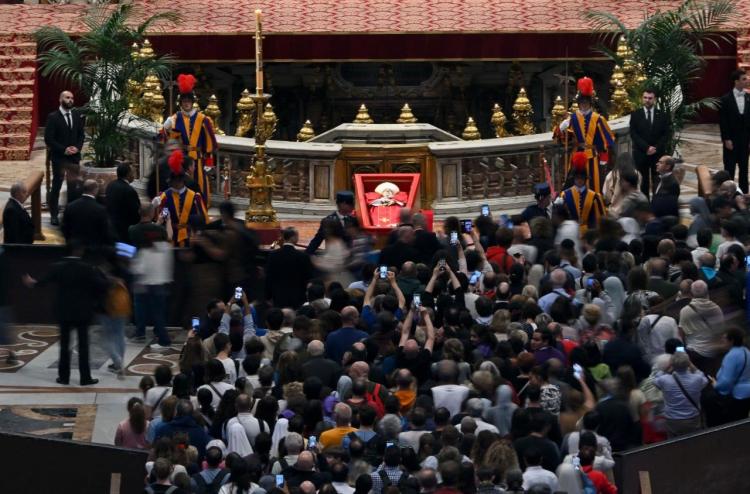 Más de 128.000 personas se despidieron ya de Francisco en la Basílica de San Pedro