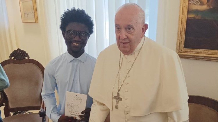 Un joven senegalés, tras el encuentro con el Papa: 'Acarició mis cicatrices' Un joven senegalés, tras el encuentro con el Papa: 'Acarició mis cicatrices'