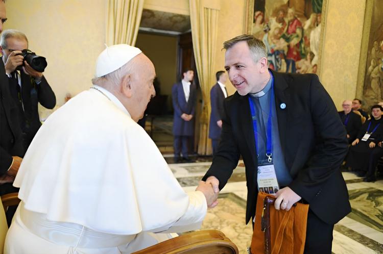 Un regalo especial para el Papa del director nacional de las OMP Un regalo especial para el Papa del director nacional de las OMP