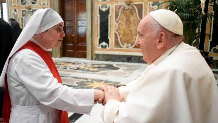 'Una fe que arda por dentro y brille a nuestro alrededor', pidió el Papa a religiosas 'Una fe que arda por dentro y brille a nuestro alrededor', pidió el Papa a religiosas