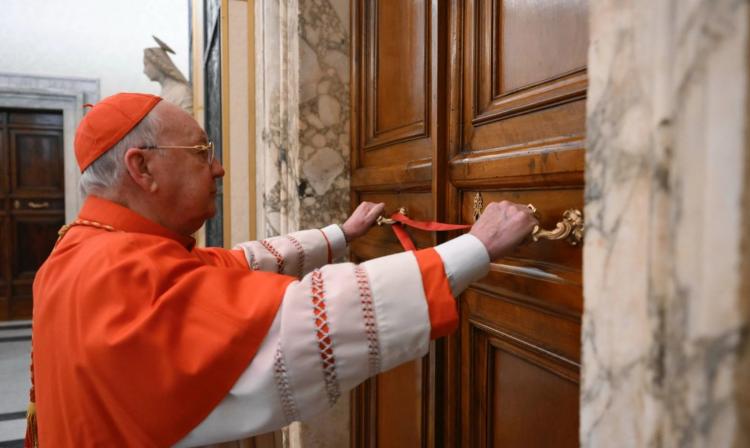 Vaticano: El Camarlengo selló las habitaciones pontificias