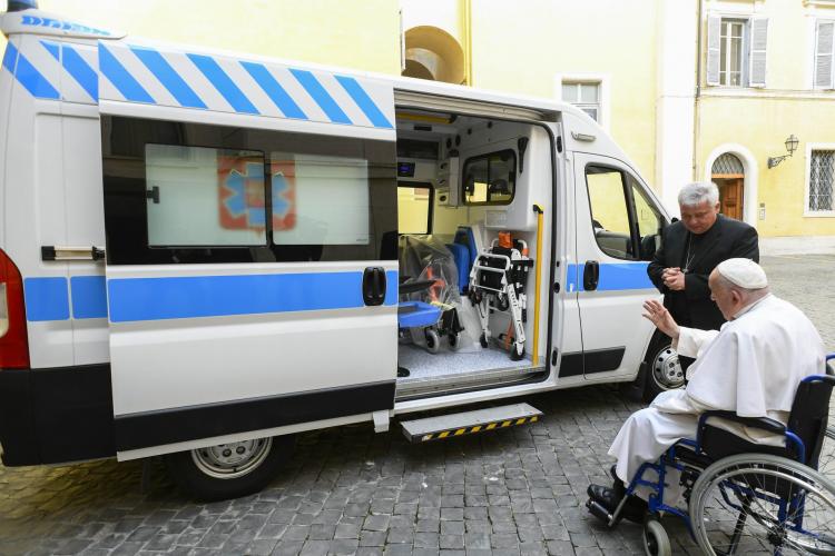 El Papa dona una tercera ambulancia para las víctimas en Ucrania El Papa dona una tercera ambulancia para las víctimas en Ucrania