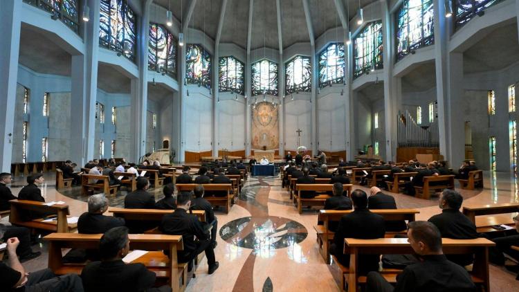 Vaticano: El Papa se reunió con jóvenes sacerdotes de Roma Vaticano: El Papa se reunió con jóvenes sacerdotes de Roma