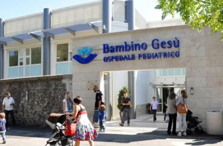 Vaticano: El Papa visita a un joven español internado en un hospital de Roma