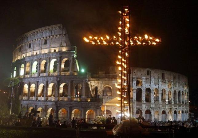 Vaticano: las familias prepararán un viacrucis en el Coliseo Vaticano: las familias prepararán un viacrucis en el Coliseo