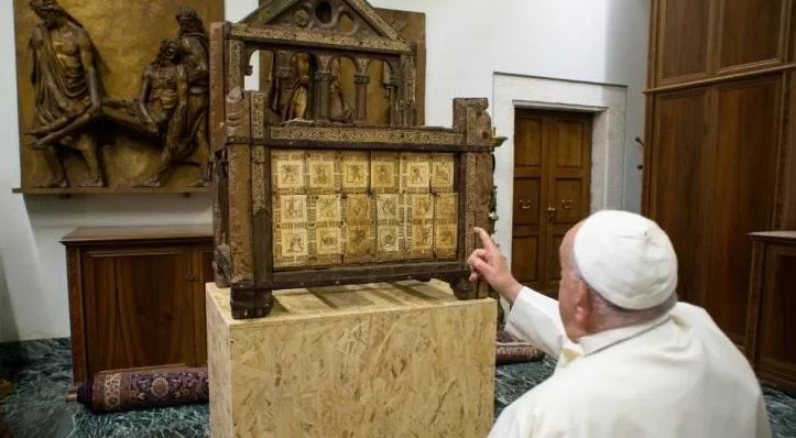Vaticano: presentan al Papa una de las reliquias más valiosas para la Iglesia Vaticano: presentan al Papa una de las reliquias más valiosas para la Iglesia