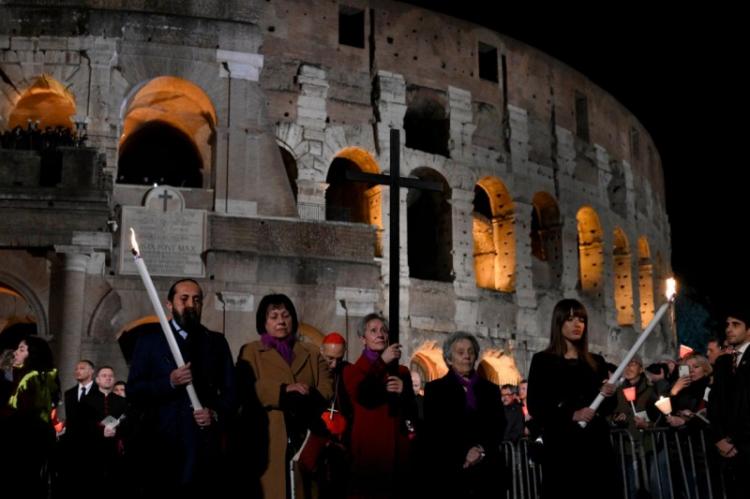 Viacrucis en el Coliseo romano: 'Confiar en esa mirada de amor' Viacrucis en el Coliseo romano: 'Confiar en esa mirada de amor'