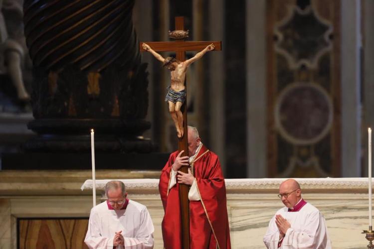 Viernes Santo: El Papa presidió la celebración de la Pasión del Señor Viernes Santo: El Papa presidió la celebración de la Pasión del Señor