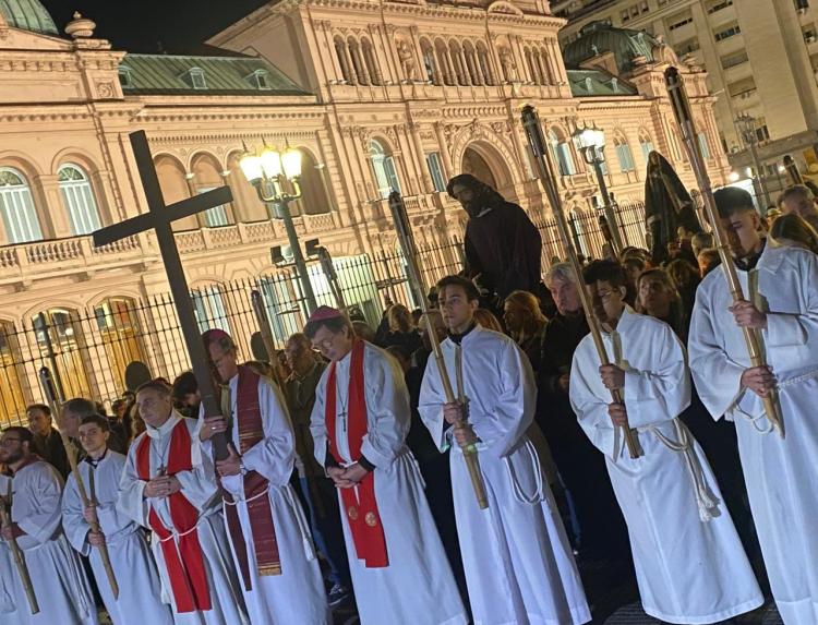 Viernes Santo: una multitud acompañó el Viacrucis de la Ciudad Viernes Santo: una multitud acompañó el Viacrucis de la Ciudad