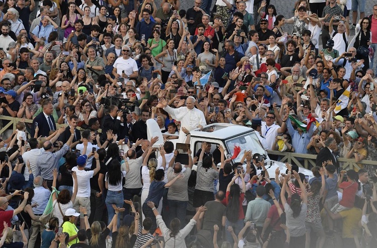 Vigilia de Pentecostés: el Papa llamó a la unidad y a una espiritualidad auténtica Vigilia de Pentecostés: el Papa llamó a la unidad y a una espiritualidad auténtica